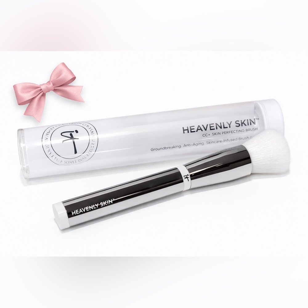 🎀 IT Cosmetics CC+™ Heavenly Skin™ Skin Perfecting Brush No. 702 🎀